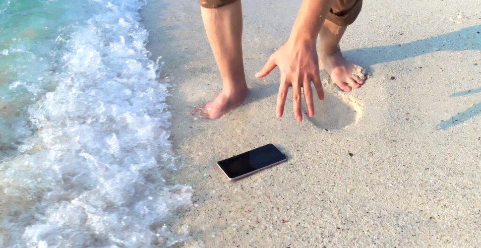 Ai scăpat telefonul în apă? 7 pași prin care să-l „resuscitezi”!