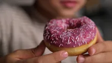 Un studiu arată că alăptatul și evitarea sucurilor pot proteja copiii de obezitate