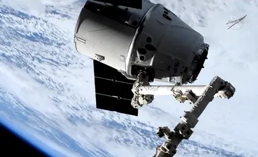 Dragon, nava spaţială dezvoltată de către Space X, ataşată de Staţia Spaţială Internaţională cu ajutorul unui  braţ robotic gigant – VIDEO