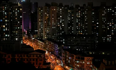 De ce țipă de la balcoane locuitorii carantinați în Shanghai? Filmări ciudate au apărut pe rețelele de socializare