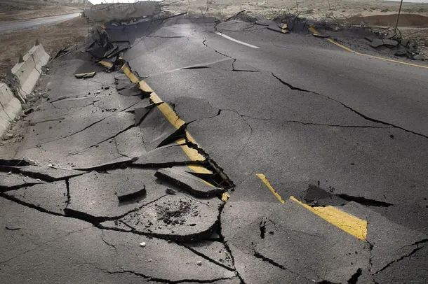 Şosea distrusă de faliie din asfalt provocate de un cutremur deosebit de puternic.