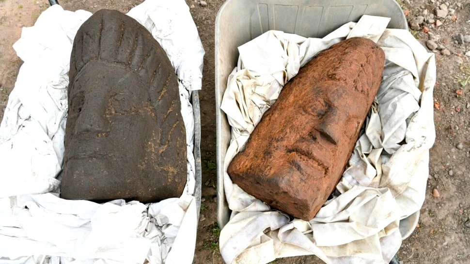 Capete monumentale din gresie, dezgropate la o baie romană din Anglia