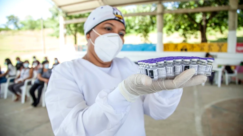 Mai mulți producători își testează deja vaccinurile COVID-19 împotriva variantei Omicron