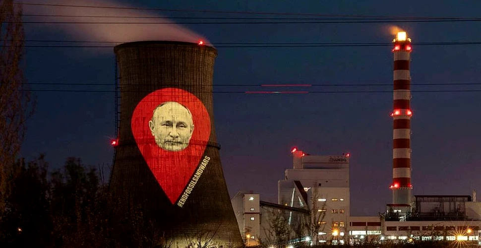 Chipul lui Putin și mesaje anti-război, proiectate pe turnul rafinăriei Lukoil din Ploiești