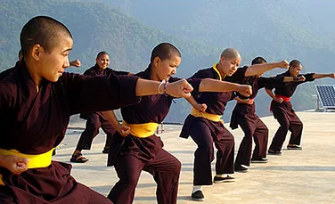 Calugaritele din Nepal s-au apucat de Kung Fu