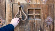 Orașul medieval în care singura cale de acces este printr-o ușă de lemn