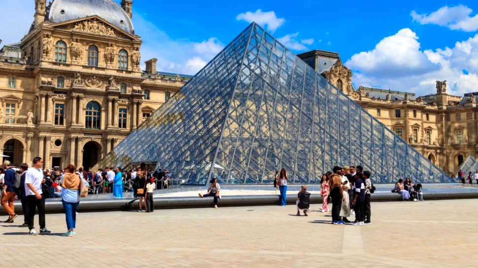 Jaful de la Muzeul Luvru: Cât valorează bijuteriile furate în doar 7 minute?