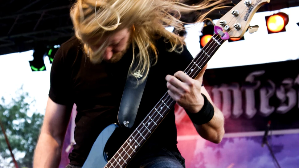 De ce muzica agresivă îi calmează pe unii oameni. Ce spun psihologii despre metal, furie și anxietate