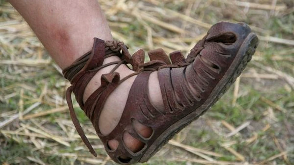 Romanii purtau sandale cu sosete?