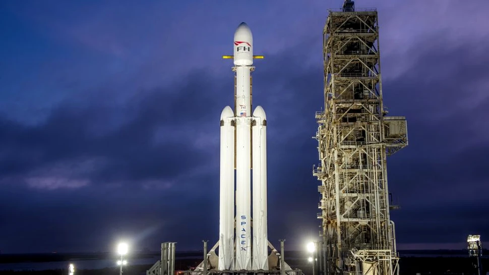 Elon Musk a anunţat data la care va fi lansată pentru prima oară megaracheta Falcon Heavy