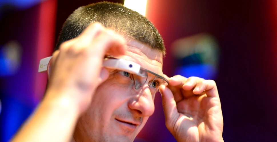 Ar putea Google Glass să-ţi „fure” PIN-ul de la 3 metri distanţă? Specialiştii au demonstrat ce poate face un software recent inventat