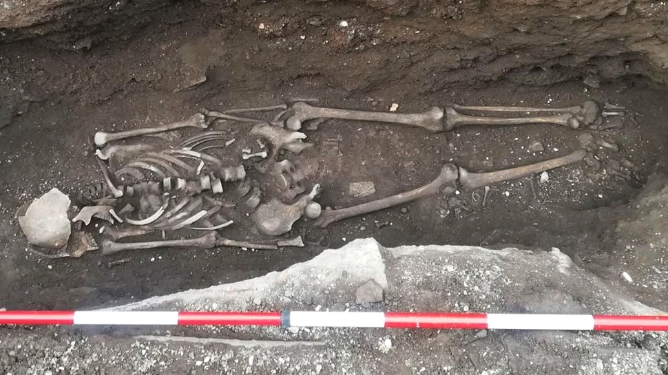 Scheletul unei mame îngropate cu un nou născut, descoperit în timpul săpăturilor pentru metroul din Roma