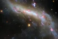 Telescopul Hubble a surprins luminile unei galaxii uimitoare