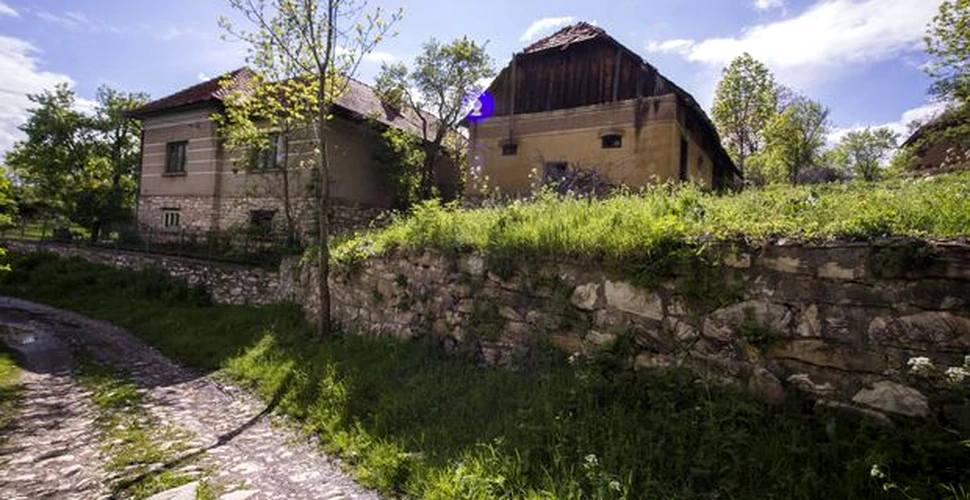 Cel mai ciudat sat din România: are un singur locuitor şi un drum de 10 km din marmură