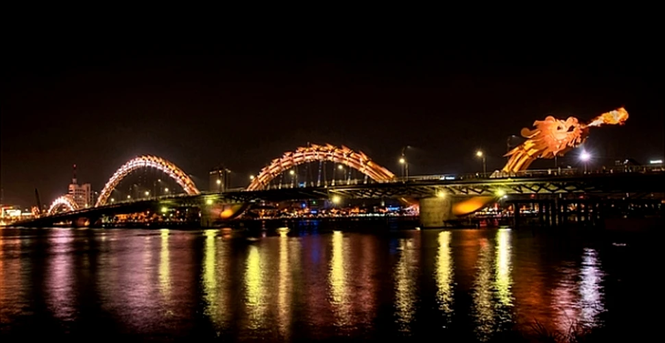 Cel mai mare pod-dragon din lume se întinde pe 666 de metri şi scoate flăcări şi apă pe gură (VIDEO)
