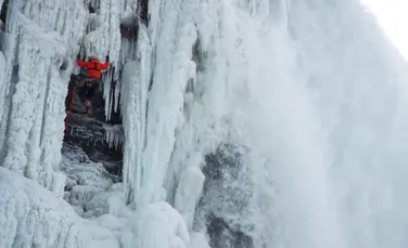 Este primul om care a reuşit asta. Cum urcă un alpinist pe cascada Niagara? (VIDEO)