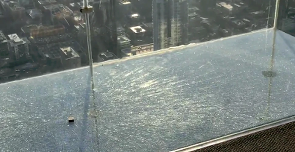 Momentul în care podeaua de sticlă a unui zgârie-nori de 103 etaje se crapă, chiar sub picioarele turiştilor