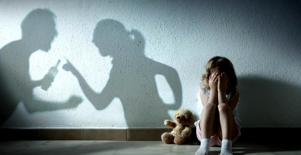 Tinerii martori la violență domestică, mai predispuși să devină la rândul lor victime. Iată cum îi putem ajuta!