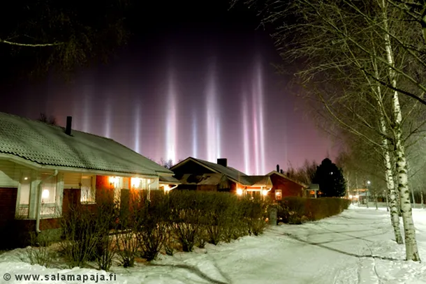 Pilonii de lumină suprinşi de Thomas Kast în Finlanda în decembrie 2013
