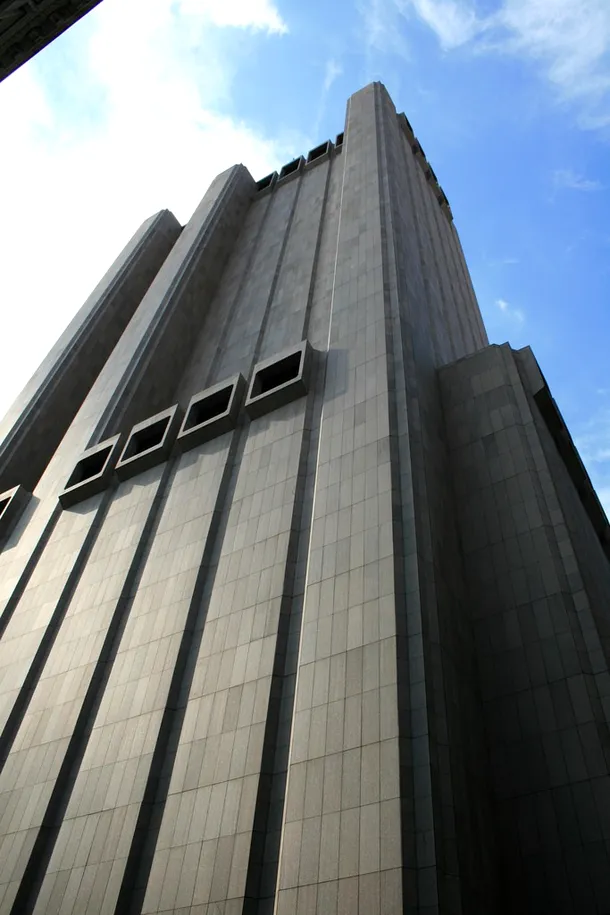 Long Lines Building are 168 de metri înălţime, este construită din beton monolit placat cu granit, dar fără niciun geam