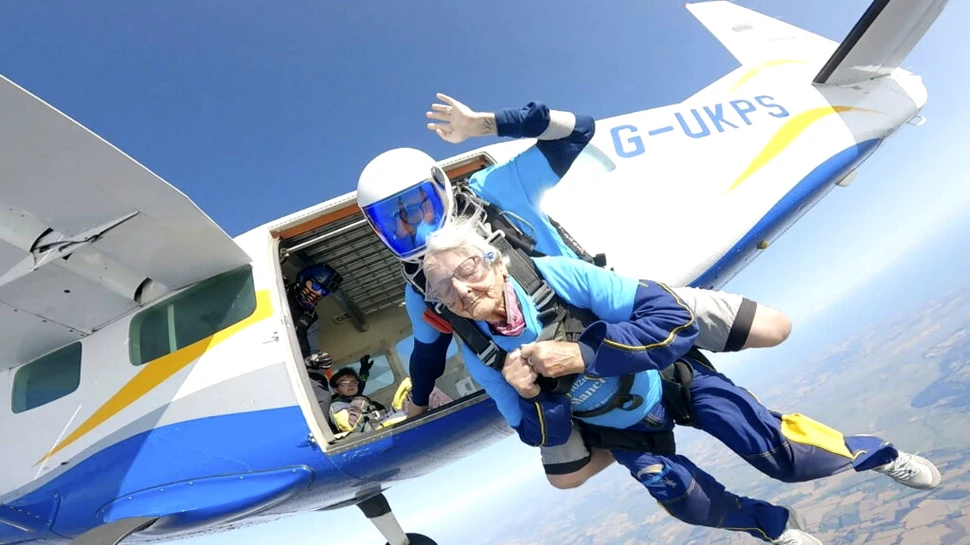 O femeie de 102 ani este cea mai bătrână parașutistă din Marea Britanie