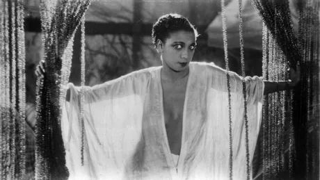 Părăsită de tată când era mică, această tânără i-a uluit pe francezi dansând complet goală. Mai târziu, Constantin Tănase a adus-o în România pentru un onorariu generos