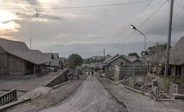Cel mai activ vulcan din Indonezia a acoperit mai multe sate cu cenușă