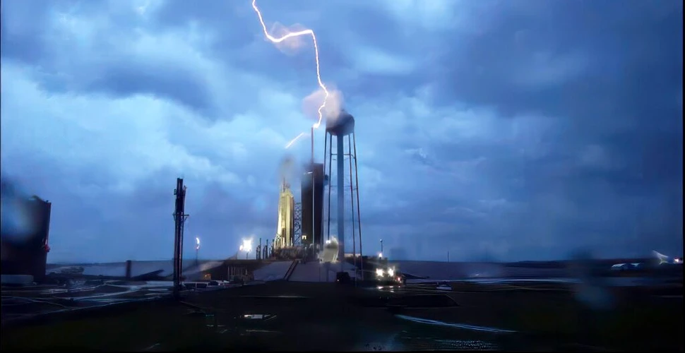 Momentul în care rampa de lansare a rachetei Falcon Heavy este lovită de trăsnet