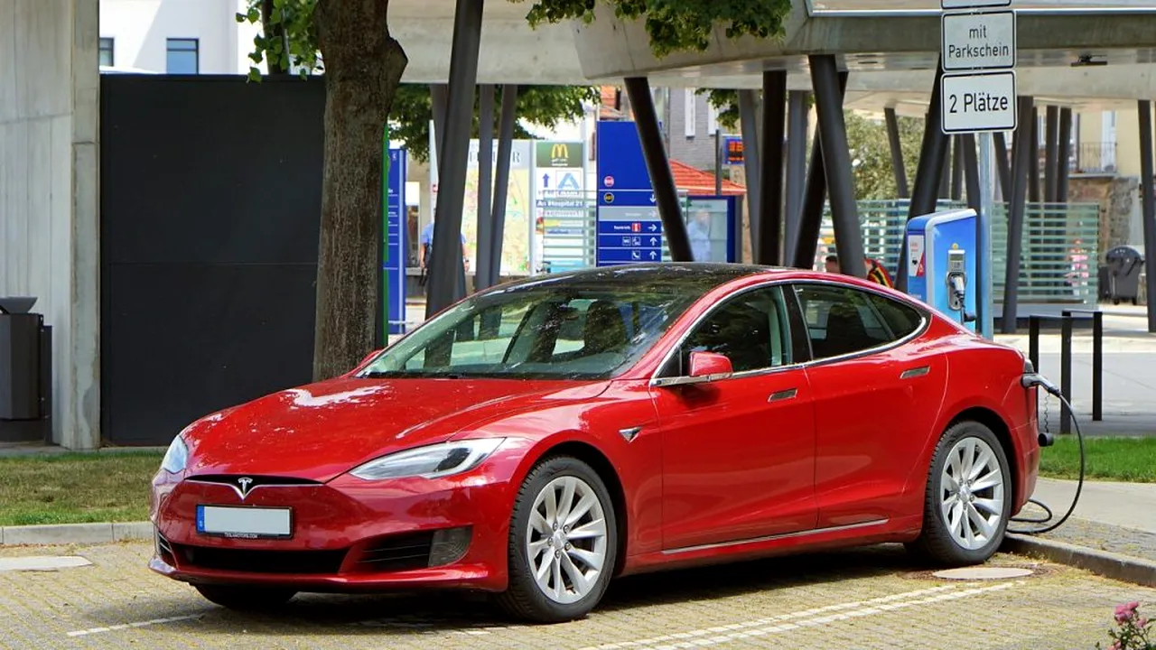 tesla_rosu_pixabay_descopera 