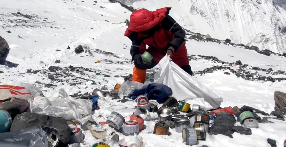 Descoperire macabră pe Everest în timpul colectării a 11.000 de kilograme de deşeuri