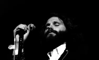 Jim Morrison, poetul enigmatic și simbol al muzicii rock. „Un prieten este o persoană care îți oferă libertatea totală de a fi tu însuți”
