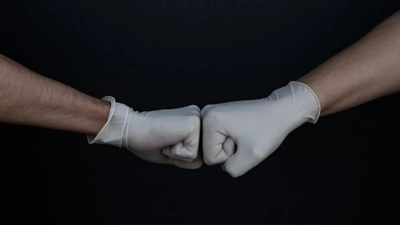 student voluntar_branimir-balogovic_fAiQRv7FgE0-unsplash_descoperă 