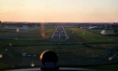 Canicula a topit pista de aterizare la cea mai mare bază Royal Air Force din Marea Britanie