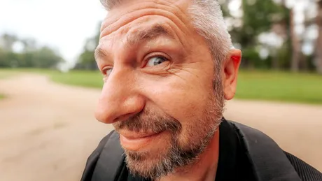 Închizi ochii ca să auzi mai bine? Știința spune că nu ajută întotdeauna