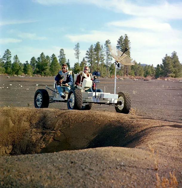 Jim Irwin şi Dave Scott testând vehiculul numit “Grover”