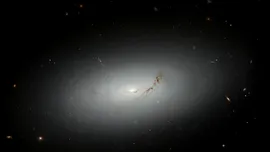 O galaxie aflată la 73 de milioane de ani-lumină distanță de Pământ, surprinsă cu Telescopul Hubble