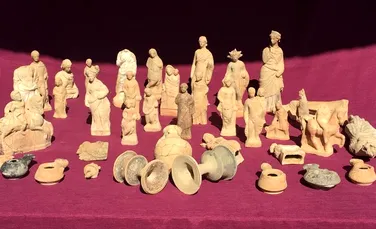 Zeci de figurine din teracotă care înfățișează zei și muritori antici, descoperite în Turcia