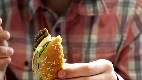 Alimentele ultraprocesate, comparate cu țigările: apel la legi mai aspre pentru protejarea sănătății publice