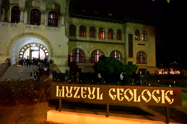 Oameni vizitează Muzeul Geologic cu ocazia evenimentului Noaptea Muzeelor, în Bucureşti, sâmbătă, 17 mai 2014. Anul acesta, în România, la Noaptea Muzeelor participa peste 150 de instituţii muzeale şi organizaţii de cultură şi educaţie din aproximativ 50 de localităţi.