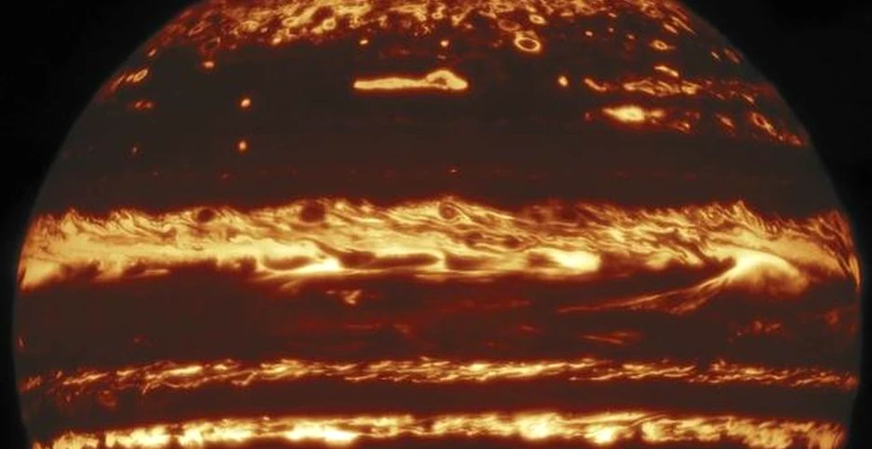 Astronomii au surprins imagini spectaculoase cu planeta Jupiter, folosind o tehnică ”norocoasă”