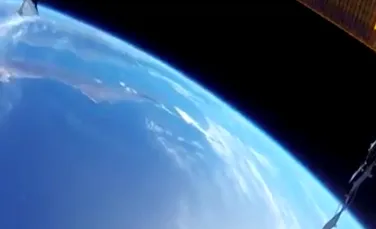 Doi astronauţi au filmat prima dată Pământul cu o cameră GoPro, în cadrul unei plimbări în spaţiu. Priveliştea este incredibilă. VIDEO