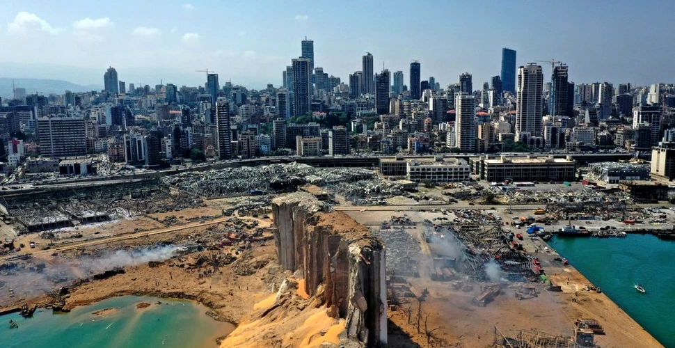 Un crater uriaș a rămas în locul portului din Beirut, în urma exploziei care a îngenuncheat capitala Libanului