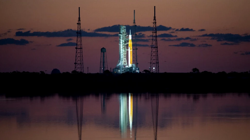 Megaracheta SLS de la NASA, văzută la răsăritul soarelui și de la bordul stației spațiale