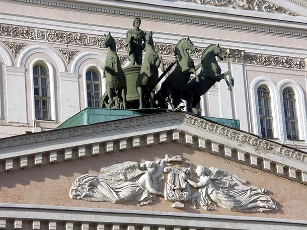 După recenta restaurare a teatrului, sexul statuii lui Apollo, opera sculptorului Piotr Clodt de la Sankt Petersburg, a fost acoperit cu o foaie de viţă-de-vie.