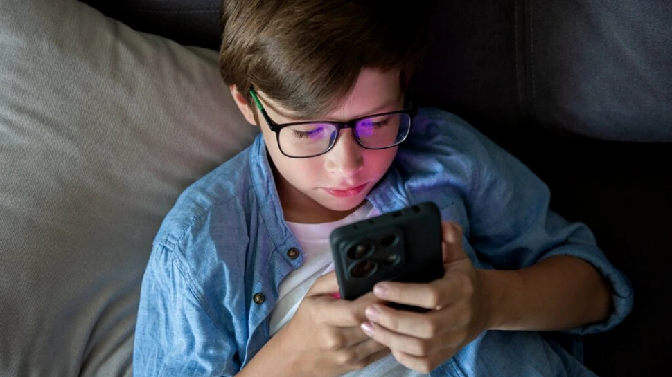 Deținerea unui smartphone la vârsta de 12 ani a fost asociată cu riscuri pentru sănătatea mintală și cea fizică