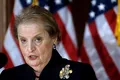Madeleine Albright, politicianul cu broșe pe post de mesageri politici. „Diferența dintre oameni și alte mamifere este că noi știm cum să accesorizăm”
