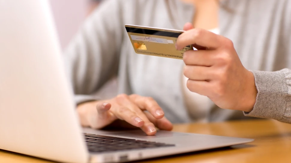 Cât de des fac românii cumpărături online? Rezultatele unui studiu