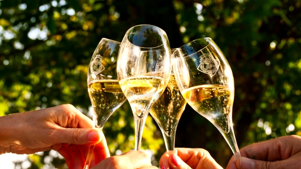 Momentul cel mai sănătos în care poți să bei un pahar de vin