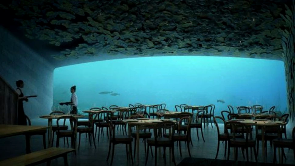 A fost inaugurat primul restaurant subacvatic din Europa, aflat la 5m sub apă. Poţi vedea viaţa marină în timp ce iei prânzul