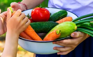 Metodele prin care îi poți convinge pe copii să mănânce mai multe legume